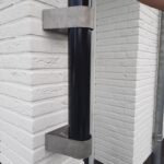 Muurbeugel cameramast bevestigd tegen muur